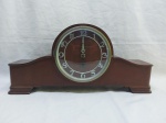 Antigo relógio carrilhão de mesa da marca Regina, moldura em madeira e vidro frontal.