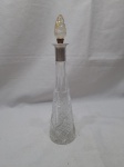 Garrafa licoreira em cristal Baccarat com borda em prata 925. Medindo 29,5cm de altura, tampa restaurada.