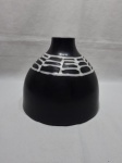 Vaso floreira em cerâmica portuguesa Vitriarte. Medindo 23cm de diâmetro de base x 20cm de altura.