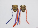 Par de máscaras de teatro grego em bronze. Medindo 12,5cm de comprimento.