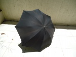 Guarda chuvas em nylon preto com pega em madeira. Medindo 110cm x 94cm de comprimento. Leve furo no nylon.