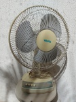 Antigo ventilador da marca Walita com corpo em ferro. Medindo 37cm de diâmetro. Funcionando perfeitamente.