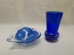 Lote composto de enfeite em vidro de tipo de murano e vaso floreira em vidro azul cobalto. Medindo o vaso 7cm x 14cm de altura.