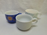 Lote de 3 canecas de consume em porcelana. Medindo a maior 12cm x 9cm de altura.