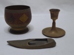 Lote composto de castiçal, cinzeiro na forma de sapato e bowl em latão dourado. Medindo o bowl 7,5cm x 7,5cm de altura.