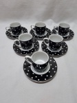 Jogo de 6 xícaras de café em porcelana com estampa preta com bolinhas brancas.