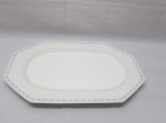 Travessa retangular rasa grande em porcelana Villeroy & Boch facetada com borda estampada. Medindo 41cm x 27,5cm.