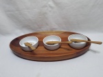 Bandeja oval em madeira com 3 bowls para pasta em porcelana e espátulas em madeira. Medindo 44cm X 24cm X 4cm de altura.