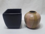 Lote de vaso floreira e cachepot em cerâmica pintada. Medindo o cachepot 12cm x 12cm x 12cm de altura.