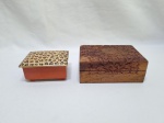 Lote de 2 caixas decorativas, sendo uma em madeira e uma em porcelana. Medindo a maior em madeira 15cm x 10cm x 6cm de altura.