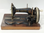 Vesta - Bela e antiga máquina de costurar, executada em metal e madeira. Não testada. Medindo 37x20