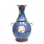 Vaso de porcelana chinesa, decorado com motivos florais sobre fundo na tonalidade azul, reservas lat