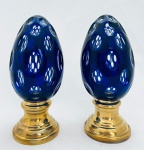 Par de Pinhas em cristal azul lapidado, base em bronze polido. Med. 15x7 cm.