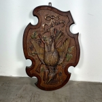 FLV033B Black Forest - Linda placa suíça em madeira com entalhe de troféu de caça. Mede 77cm de altu
