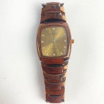 COLECIONISMO - Relógio da RADO - Quartz, pulseira cromada na cor marrom. Possui 4 strass na caixa. E