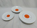 Jogo de 6 pratos em porcelana Renner Medaillon, bola laranja. Sendo 3 rasos (25cm), 1 fundo (22cm) e 2 de sobremesa (18cm).