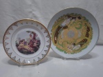 Lote de 2 pratos decorativos em porcelana, sendo um com cena galante e um com gueixas. Medindo o maior 23cm de diâmetro.