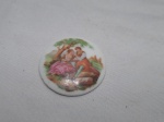 Lindo e pequeno camafeu em porcelana francesa de Limoges, cena galante. Medindo 4,5cm de diâmetro.