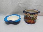 Lote composto de cachepot e bowl em porcelana trabalhada. Medindo o cachepot 14cm x 12,5cm de altura.