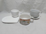 Lote de 2 xícaras de consume e 1 xícara de chá em porcelana. Medindo o maior 12cm x 7,5cm de altura.