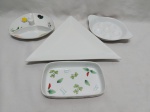 Lote composto de petisqueira com 3 divisões, petisqueira triangular, etc, em porcelana. Medindo a petisqueira triangular 30cm x 26cm.