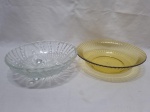 Lote de 2 bowls em vidro moldado, sendo um na cor âmbar. Medindo o maior 24cm x 8,5cm de altura.