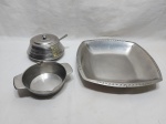 Lote composto de travessa quadrada, bowl com 2 alças e farinheira, peças em aço inox. Medindo a travessa 29,5cm x 29,5cm x 4,5cm de altura.