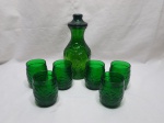 Conjunto de jarra e 6 copos de suco em vidro verde. Medindo jarra 21cm de altura, copo 6,5cm X 9,5cm de altura.