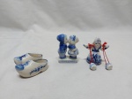 Lote de miniaturas, composto de sineta, casal e 2 tamancos em porcelana holandesa azul e branca. Medindo o maior 6cm de altura.