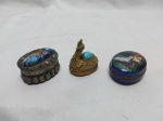 Lote de 3 pequenas caixas decorativas em metal. Medindo o maior 5cm x 4cm x 2,5cm de altura.