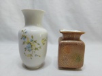 Lote de 2 vasos floreira em porcelana, sendo um floral e um com pintura ouro. Medindo 15,5cm de altura.