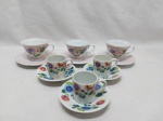 Lote de 6 xícaras de café, sendo 3 de cada modelo, em porcelana floral.