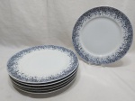 Jogo de 6 pratos rasos de mesa em porcelana Schmidt com guirlanda azul. Medindo 25,5cm de diâmetro.