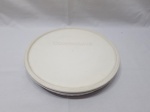 Travessa redonda em vidro opalinado da Corning Ware. Medindo 27cm x 5cm de altura.