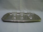 Lote de 6 copos de aperitivo em cristal lapidação estrela, bandeja em aço inox. Medindo a bandeja 37,5cm x 21,5cm e os copos 4,5cm x 6cm de altura.