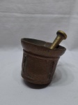 Pilão com pistilo em bronze maciço. Medindo o pilão 11,5cm x 13cm de altura. Mossa no fundo do pilão.