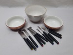 Lote composto de 3 bowls em porcelana, 6 espátulas de pasta e 5 garfos de petisco. Medindo o bowl maior 15cm x 8cm de altura.