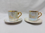 Par de xícaras de café em porcelana Schmidt furta-cor com ouro. Medindo a xícara 5cm x 5cm altura.