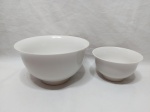 Par de bowls em porcelana branca. Medindo o maior 19cm x 11cm de altura.