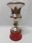 Lindo troféu tipo taça em prata 90 com base em madeira. Medindo 9,5cm x 20,5cm de altura.