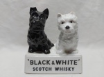 Enfeite do Whisky Black & White "Buchanan's" em porcelana. Medindo 13,5cm x 8,5cm x 15cm de altura. Bicado nas orelhas.