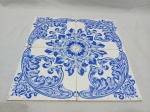 Conjunto de 4 azulejos decorativos em cerâmica azul e branca. Medindo cada azulejo 15cm x 15cm.