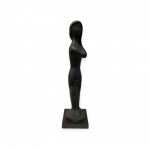 BRUNO GIORGI (1905 - 1993) - "Mulher" / Escultura em Bronze com base em Mármore Negro / Assinada / Med. Bronze 47 cm de altura - Base 13 x 13 x 03 cm