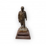 Escultura em Bronze representando "Jovem segurando Chapéu sem sapatos" / Sem assinatura - Obra reproduzida em Galeria nos EUA - Med. 42 cm de altura com a base