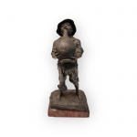 Escultura em Bronze representando "Jovem bebendo em Jarro" do artista CONSTANTINO BARBELLA (1852-1925) / Sem assinatura / Med. 27 cm de altura com a base