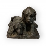 Belíssima Escultura em Bronze representando "Cachorros", Assinada na Base - Med. 26 x 26 x 26 cm