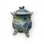 ARTE CHINESA - Belíssimo Potiche em Porcelana Chinesa, possuindo 2 Orelhas e 3 pés / Decorados com "MOTIVOS FLORAIS" em tons de Azul sobre Verde / Med. 38 cm de altura