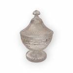 Belíssimo Bomboniere em Cristal Translúcido "Bico de Jaca", ricamente ornamentado com ramos e frisados / Med. 44 cm de altura e 28 cm de diâmetro