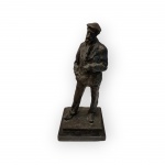 EDGAR DEGAS (1834 - 1917) (Atribuído) - Escultura em Bronze, representando Figura de Homem / Belíssimo acabamento e detalhes / Assinado e Datado na base / Medindo 32 cm de alt. o bronze e 12 x 14 x 01 cm a base - Obs: Foi um pintor, gravurista, escultor e fotógrafo francês. É conhecido sobretudo pela sua visão particular no mundo do ballet, sabendo captar os mais belos e sutis cenários.