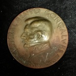 Antônio Caringe , escultor 1905/1981 que viveu em pelotas,  medalha em homenagem ao 20/09/1835 com o